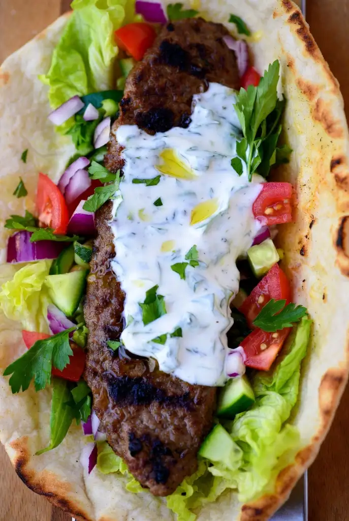 Græsk kebab med fladbrød, tzatziki og grønt