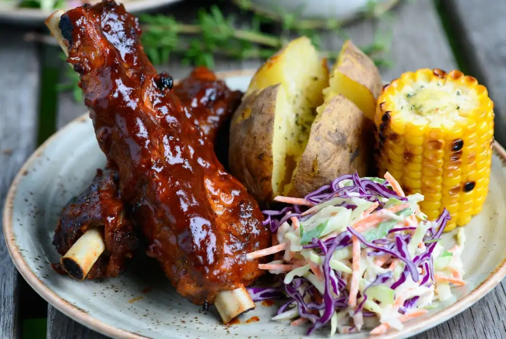 Spareribs med cowleslaw, bagekartofler og majkolper.
